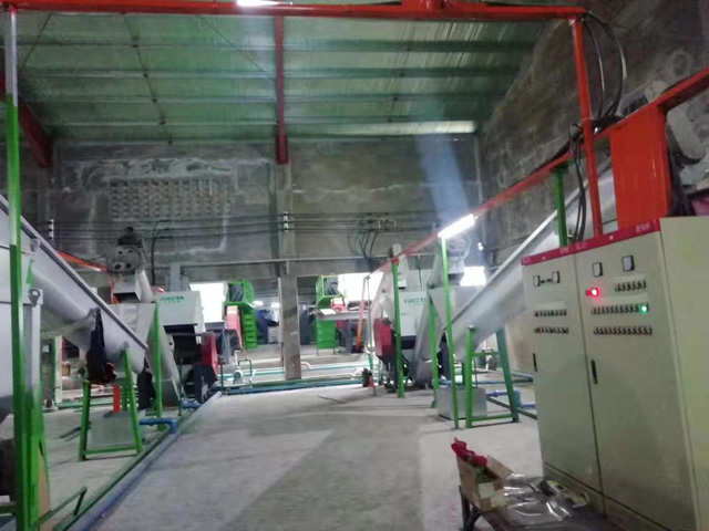 大型PET礦泉水瓶篩選、預(yù)洗、破碎、清洗 熱堿酸洗回收第二套大型生產(chǎn)線(POY級(jí)）